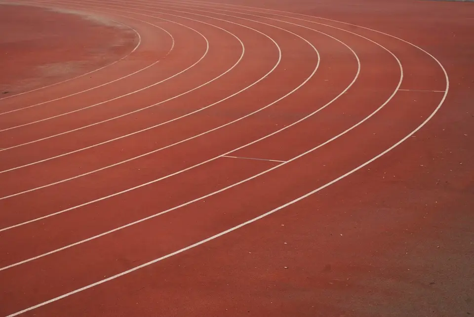 Kırmızı atletizm pistinin kavisli kulvarları