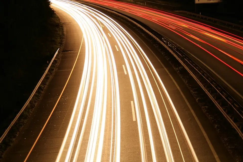 Gece otoyolda uzun pozlamayla ışık izleri
