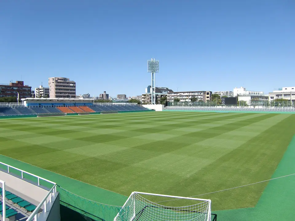 Güneşli bir günde boş bir futbol sahası