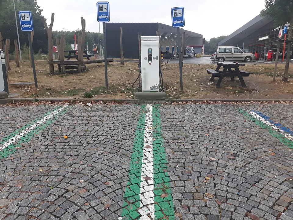 Parke taşlı bir otoparkta elektrikli araç şarj ünitesi