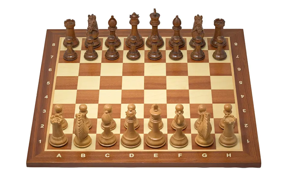 Taşları dizilmiş ahşap bir satranç tahtası