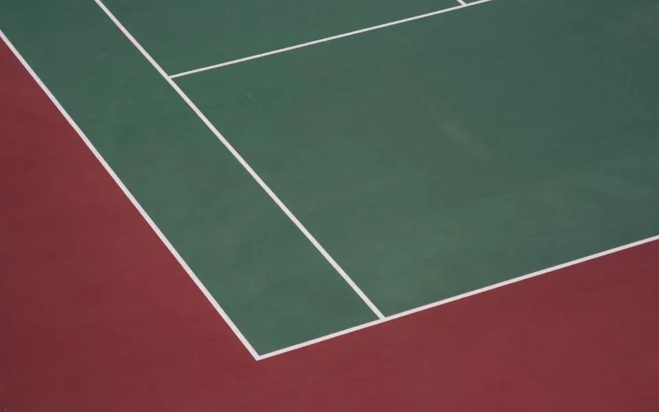 Tenis kortunun yeşil ve kırmızı zemini ile çizgileri