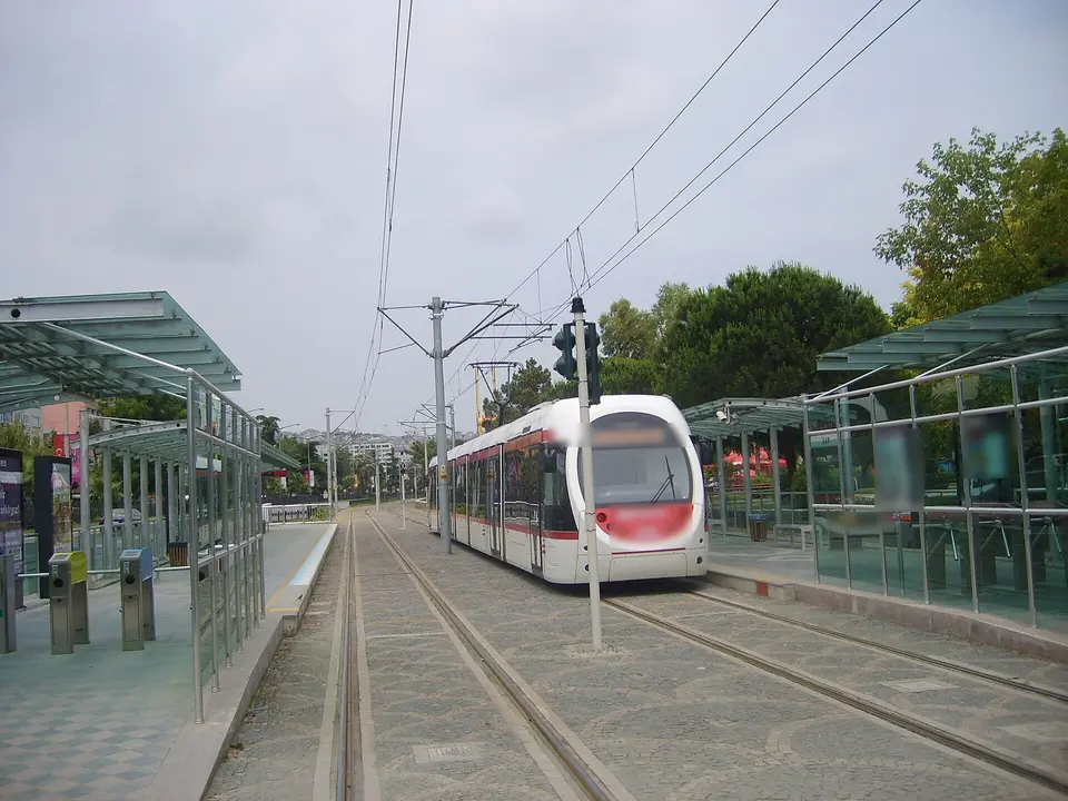 Modern bir tramvay durağına yaklaşan tramvay